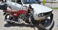 Motosiklet çarptığı otomobile ok gibi saplandı