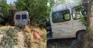 El freni çekilmeyen minibüs dereye uçtu