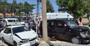 Kamyonetle otomobil çarpıştı!