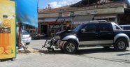 Freni boşalan araç bakkala daldı