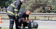 İki otomobilin çarpıştığı kazada LPG tankı yola fırladı