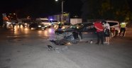 Kavşakta 2 otomobil çarpıştı: 1 yaralı