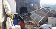 Kuvvetli rüzgar Kula'da bir evin çatısını uçurdu duvarlarını yıktı