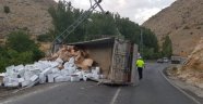 İplik yüklü kamyon devrildi: 1 yaralı