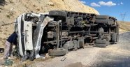 Tekeri patlayan kamyon devrildi: 1 yaralı