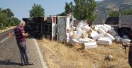 Saman yüklü kamyon devrildi!