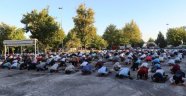 Sosyal mesafeli bayram namazı!