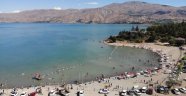 Tatilciler Hazar Gölü'ne akın etti!