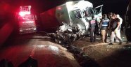 Otomobil tırla çarpıştı: 1'i damat adayı 3 kişi öldü