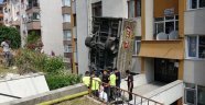 Kamyonet apartman boşluğuna düştü