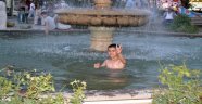 Sıcaktan bunalan çocuklar süs havuzlarına koştu