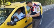 Jandarma Yolculara Şeker Ve Kolonya İkram Etti