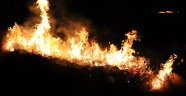 Elazığ'da fabrika arkasındaki anız yangını korkuttu