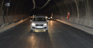Karahan Tünelinde otomobili kullanarak geçti