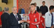 Amatör Sporcular Ödüllerini Vali Kamçı'dan Aldı