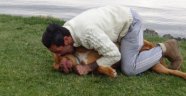 Tehlikeli olmadığını göstermek için köpeğini ısırdı