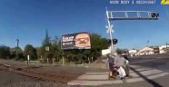 ABD'de tekerlekli sandalyesi ile raylara sıkışan adam son anda kurtarıldı