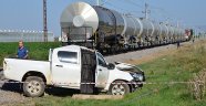 Adana'da yük treni DSİ'nin aracına çarptı: 1 ölü 1 yaralı