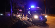 Ağaca çarpan otomobilde sıkışan 2 kişi yaralandı