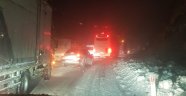 Ağrı-Van kara yolunda tipi gün boyu geçit vermedi