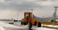 Ahlat'ta dolu yağdı birçok sürücü yolda kaldı