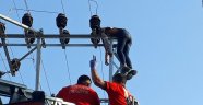Ailesiyle tartıştı, çıktığı elektrik direğinde akıma kapılarak hayatını kaybetti