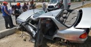 Aksaray'da otomobil direğe çarptı: 3 ölü