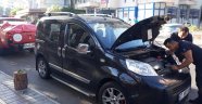 Alanya'da aracın motor kısmına sıkışan yavru kedi kurtarıldı