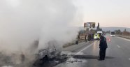 Alev alan otomobil kül oldu