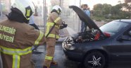 Alev alan otomobili itfaiye ekipleri söndürdü