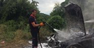 Alev alev yanan otomobil küle döndü