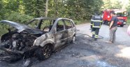 Alev alev yanan otomobil küle döndü