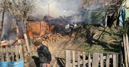 Alevlere teslim olan ahşap ev küle döndü