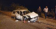 Alkollü sürücü önce elektrik direğini devirdi..