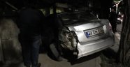 Alkollü sürücünün çarptığı otomobil bahçe duvarına girdi