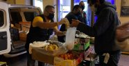 Almanya'da yaşayan Türkler evsizlere yemek dağıttı