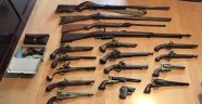 Almanya'da bir evde gizlenmiş çok sayıda silah, kılıç ve bıçak ele geçirildi