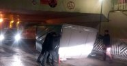 Alt geçide takılan kamyonetin kasası yolu kapattı