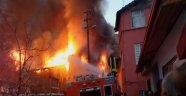 Amasya'da 2 katlı ahşap ev alevlere teslim oldu