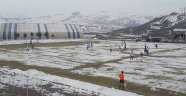 Amatör maç karla kaplı sahada oynandı