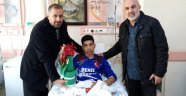 Amatör maçta ayağı kırılan futbolcuyu mutlu eden ziyaret