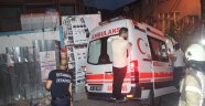 Ambulans askıda kaldı, vatandaşlar üzerine çıkarak dengede tutmaya çalıştı