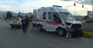Ambulans ile otomobil çarpıştı: 1'i ağır 2 yaralı