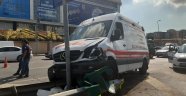 Ambulans ile otomobil çarpıştı: 2 yaralı