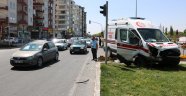 Ambulans ile otomobil çarpıştı: 4 yaralı