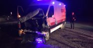 Ambulans istinat duvarına çarptı: 1 yaralı