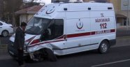 Ambulansla otomobil çarpıştı: 3 yaralı