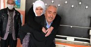 Annesini sırtında taşıyarak oy kullanmaya getirdi