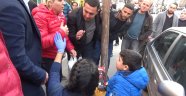 Annesinin yanından ayrılan küçük çocuğa ticari taksi çarptı