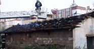Antalya'da ahşap ev alev alev yandı